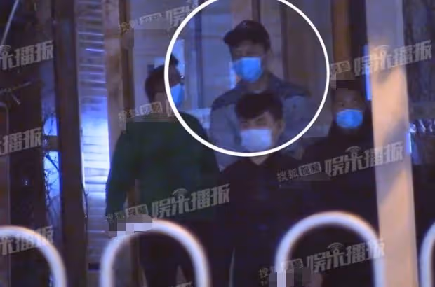 李晨譚凱與網紅聚會,喝6瓶千元茅台27瓶洋酒,互相曖昧搭肩膀
