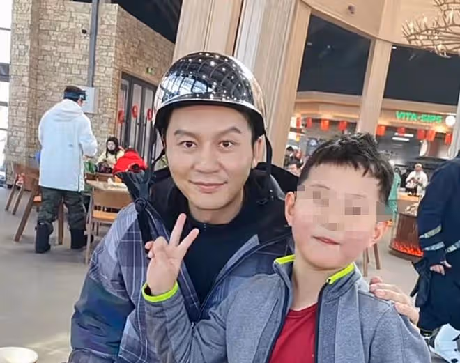李晨譚凱與網紅聚會,喝6瓶千元茅台27瓶洋酒,互相曖昧搭肩膀