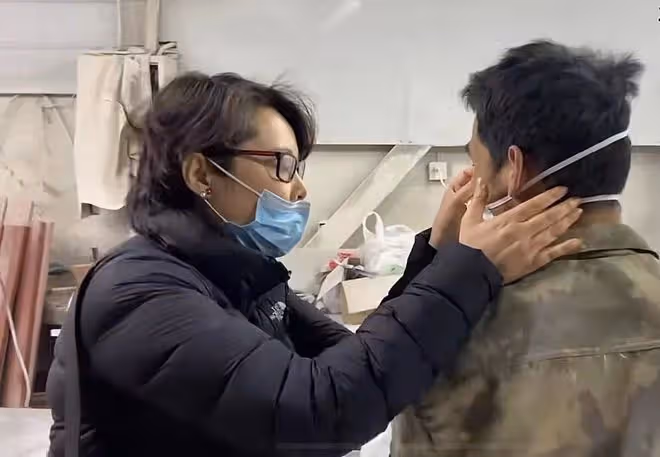 49歲袁立現身石材廠,戴黃金珍珠首飾四周滿是灰,素顏發福變化大