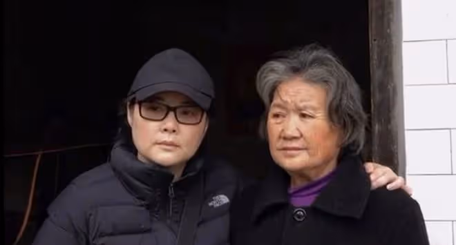 49歲袁立現身石材廠,戴黃金珍珠首飾四周滿是灰,素顏發福變化大