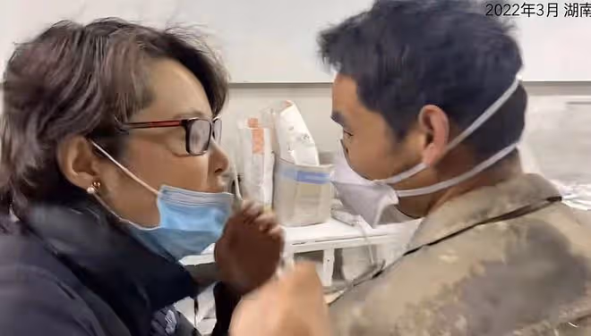 49歲袁立現身石材廠,戴黃金珍珠首飾四周滿是灰,素顏發福變化大