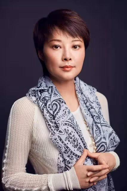 49歲袁立現身石材廠,戴黃金珍珠首飾四周滿是灰,素顏發福變化大