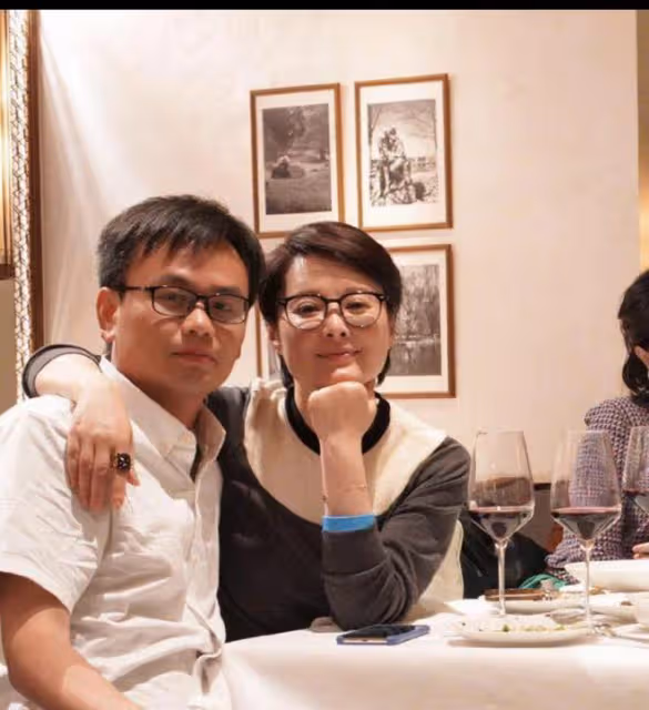 49歲袁立現身石材廠,戴黃金珍珠首飾四周滿是灰,素顏發福變化大