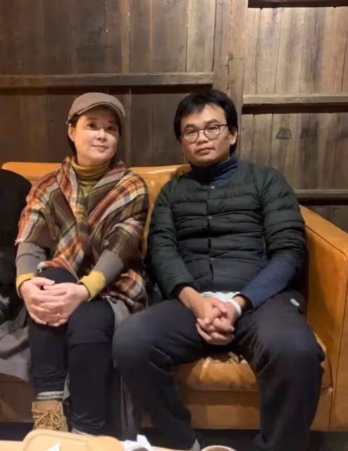 49歲袁立現身石材廠,戴黃金珍珠首飾四周滿是灰,素顏發福變化大