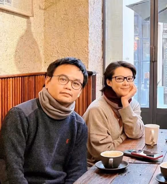 49歲袁立現身石材廠,戴黃金珍珠首飾四周滿是灰,素顏發福變化大