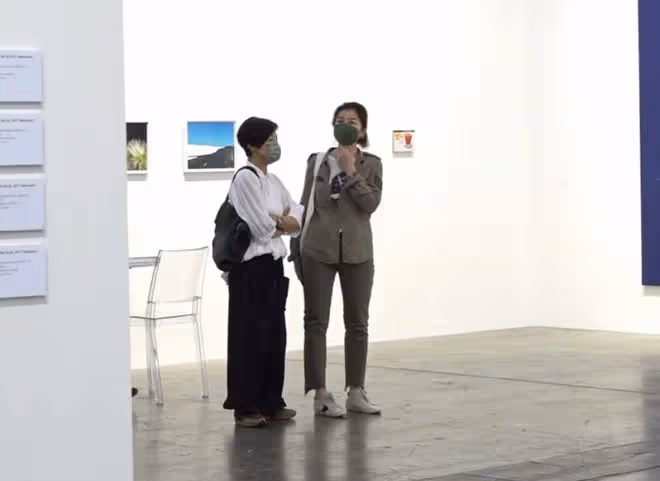 鍾楚紅逛藝術展被偶遇,戴金鍊背萬元針織包,62歲身家上億無兒女
