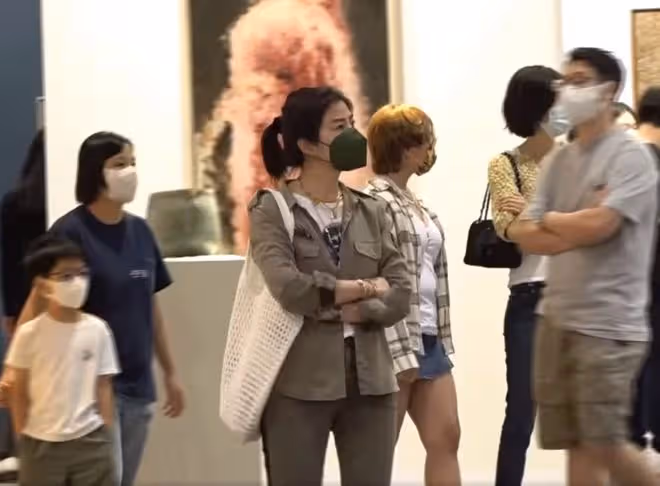 鍾楚紅逛藝術展被偶遇,戴金鍊背萬元針織包,62歲身家上億無兒女