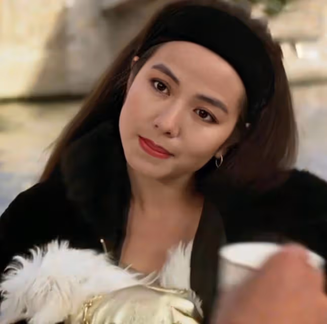 鍾楚紅逛藝術展被偶遇,戴金鍊背萬元針織包,62歲身家上億無兒女