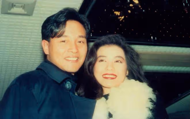 鍾楚紅逛藝術展被偶遇,戴金鍊背萬元針織包,62歲身家上億無兒女