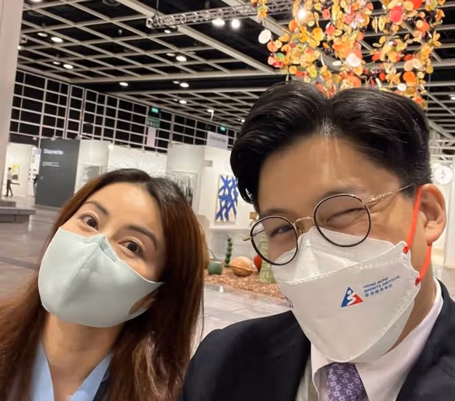 鍾楚紅逛藝術展被偶遇,戴金鍊背萬元針織包,62歲身家上億無兒女