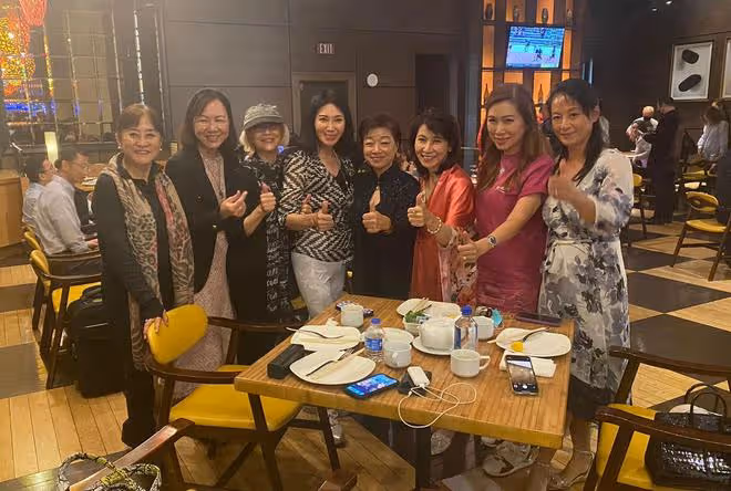一眾藝人國外聚會!飯後看巫啟賢演唱會太盡興,首屆港姐冠軍現身