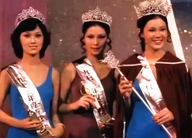 一眾藝人國外聚會!飯後看巫啟賢演唱會太盡興,首屆港姐冠軍現身
