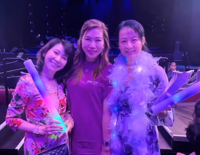 一眾藝人國外聚會!飯後看巫啟賢演唱會太盡興,首屆港姐冠軍現身