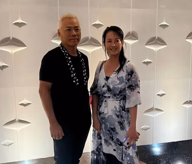 一眾藝人國外聚會!飯後看巫啟賢演唱會太盡興,首屆港姐冠軍現身