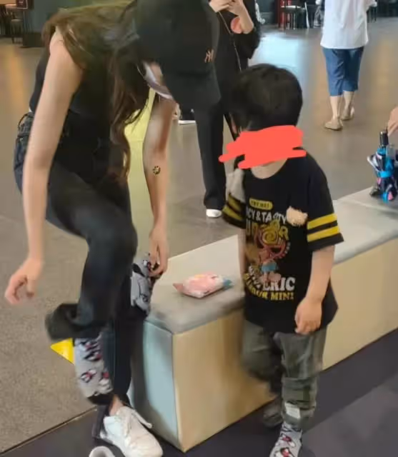 懶理前夫黃曉明緋聞!baby帶5歲兒子逛樂園,小海綿自己撐傘好乖