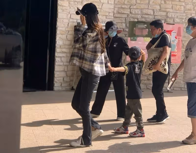 懶理前夫黃曉明緋聞!baby帶5歲兒子逛樂園,小海綿自己撐傘好乖