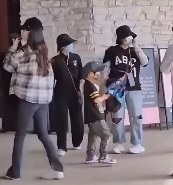 懶理前夫黃曉明緋聞!baby帶5歲兒子逛樂園,小海綿自己撐傘好乖