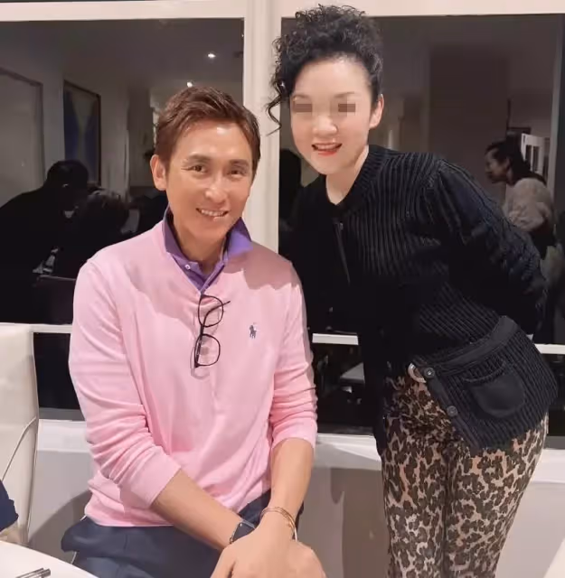 馬德鐘攜妻子遠赴澳洲!53歲皮膚緊致沒皺紋,參加兒子大學畢業禮,在餐廳吃火鍋被偶遇:期待子隨父業