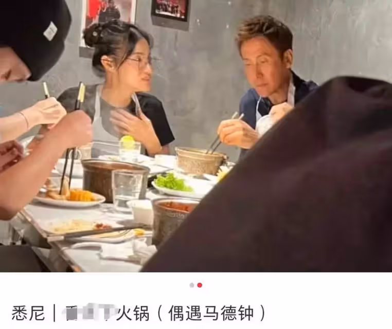 馬德鐘攜妻子遠赴澳洲!53歲皮膚緊致沒皺紋,參加兒子大學畢業禮,在餐廳吃火鍋被偶遇:期待子隨父業