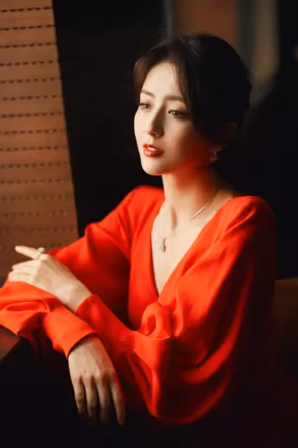 佟麗婭穿波點「緊身裙」盡顯女人味!看下半卻身尷尬了,網友:生過孩子的通病