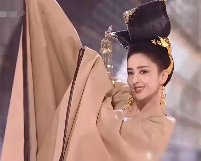 佟麗婭穿波點「緊身裙」盡顯女人味!看下半卻身尷尬了,網友:生過孩子的通病