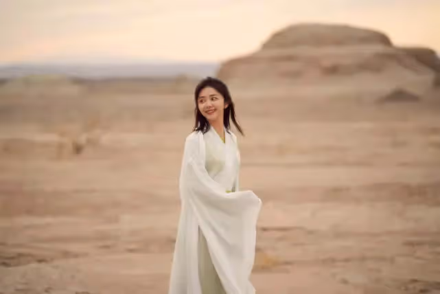 譚松韻32歲生日曬美照,穿古裝置身戈壁,美如紫霞仙子下凡