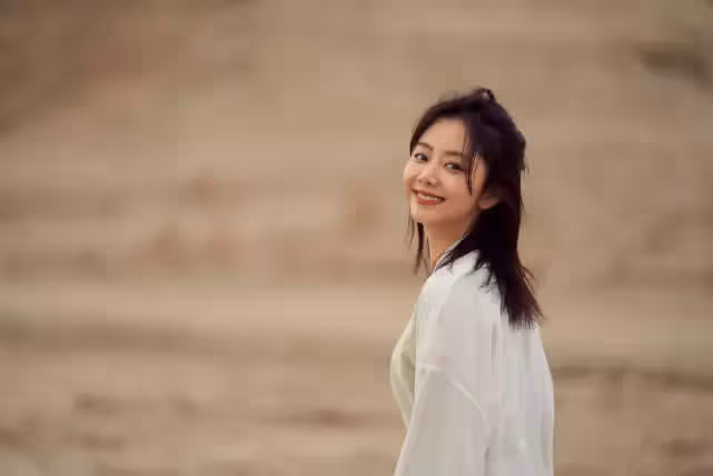 譚松韻32歲生日曬美照,穿古裝置身戈壁,美如紫霞仙子下凡