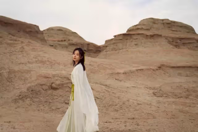 譚松韻32歲生日曬美照,穿古裝置身戈壁,美如紫霞仙子下凡