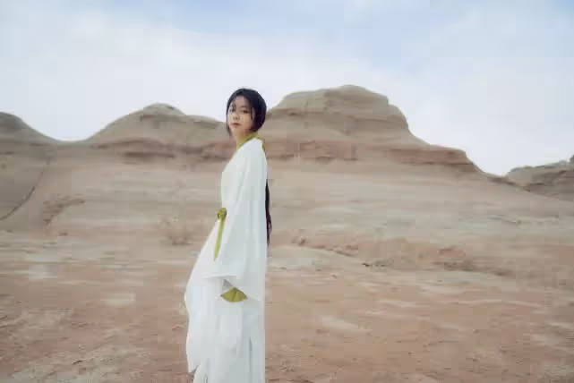 譚松韻32歲生日曬美照,穿古裝置身戈壁,美如紫霞仙子下凡