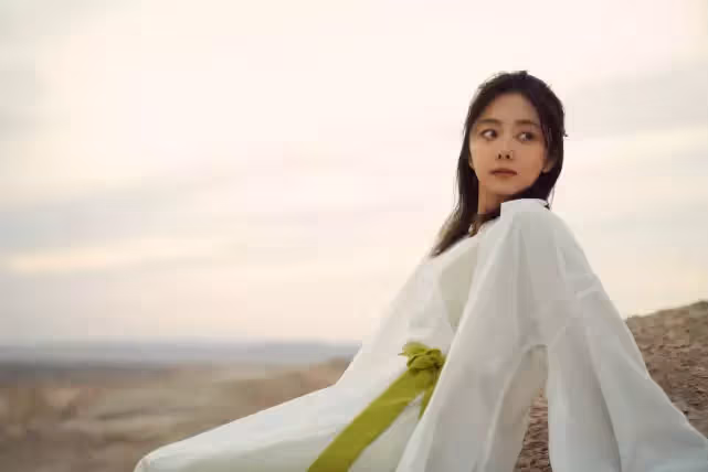 譚松韻32歲生日曬美照,穿古裝置身戈壁,美如紫霞仙子下凡