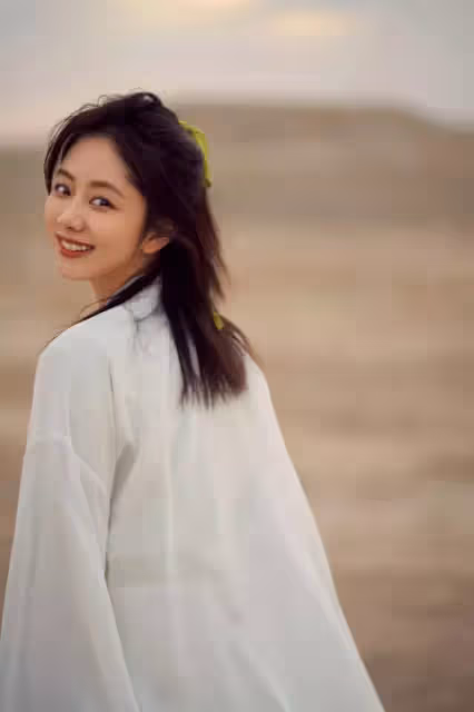 譚松韻32歲生日曬美照,穿古裝置身戈壁,美如紫霞仙子下凡