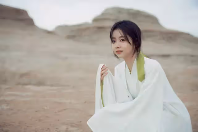 譚松韻32歲生日曬美照,穿古裝置身戈壁,美如紫霞仙子下凡