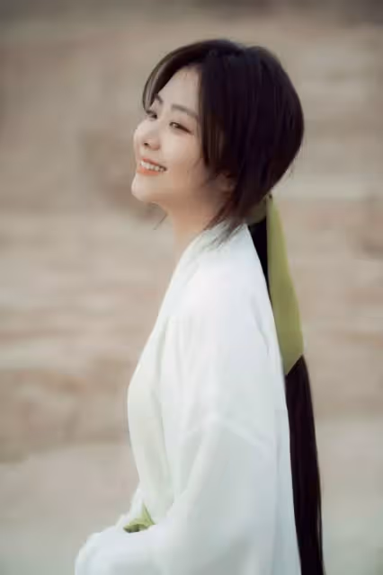 譚松韻32歲生日曬美照,穿古裝置身戈壁,美如紫霞仙子下凡