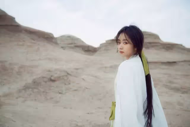 譚松韻32歲生日曬美照,穿古裝置身戈壁,美如紫霞仙子下凡