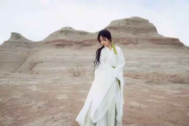 譚松韻32歲生日曬美照,穿古裝置身戈壁,美如紫霞仙子下凡