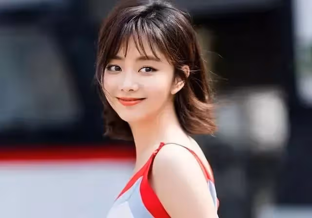 少女感十足的譚松韻,在職場劇中氣場全開,90後小花終於苦盡甘來