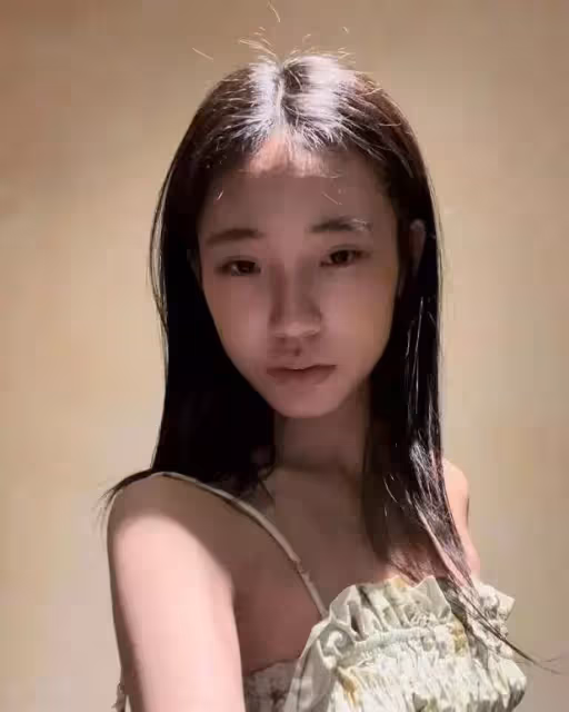 小S女兒瘦身太過,穿吊帶暴露孱弱體態,眼神迷離看著太沒精神