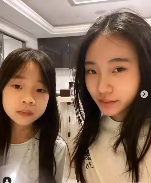 小S女兒瘦身太過,穿吊帶暴露孱弱體態,眼神迷離看著太沒精神