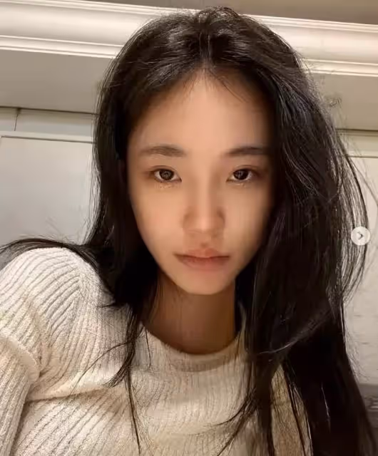 小S女兒瘦身太過,穿吊帶暴露孱弱體態,眼神迷離看著太沒精神