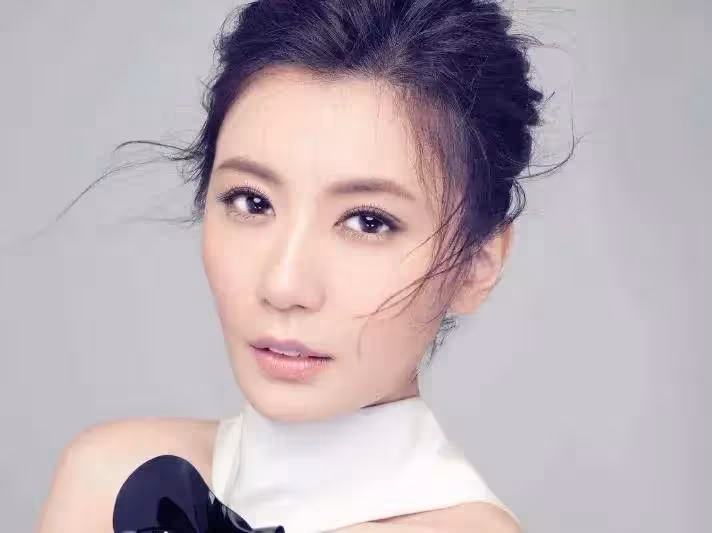 19歲賈靜雯親手拔掉父親呼吸機,36歲失婚賠2600萬,如今45歲事業成功,有一個寵愛她的老公,有3個可愛的女兒