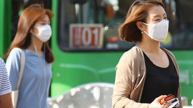 小伙買了30個口罩，妻子卻送給前夫20個，小伙不滿，妻子：小氣