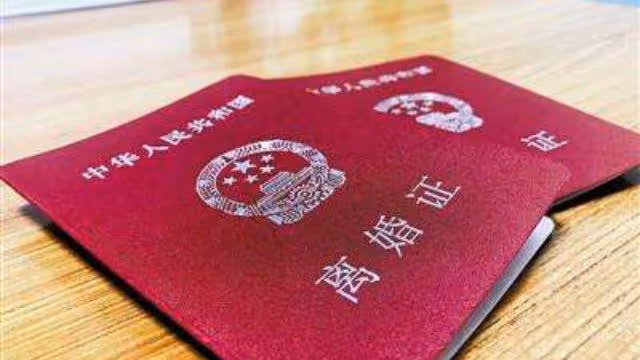 小伙買了30個口罩，妻子卻送給前夫20個，小伙不滿，妻子：小氣