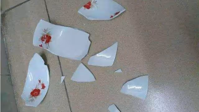 新婚夜兒媳打破碗，婆婆給兒媳一巴掌，兒媳回她兩巴掌：欺人太甚