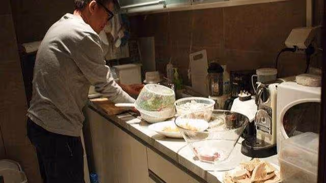 丈夫在家啃老,妻子鬧離婚,丈夫反駁:你弟五年沒上班,你咋養他