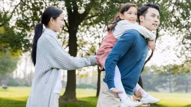 丈夫在家啃老,妻子鬧離婚,丈夫反駁:你弟五年沒上班,你咋養他