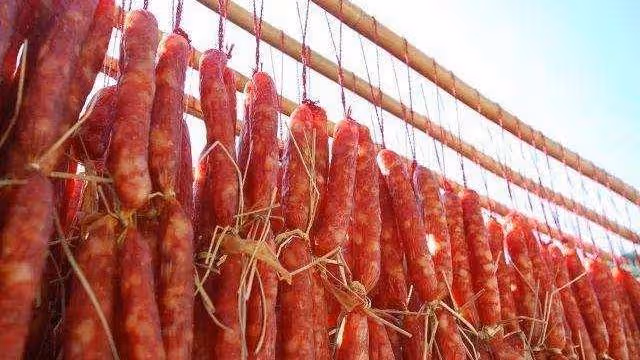 丈夫工作五年工資三千，妻子提離婚，丈夫不許：離了我養不活