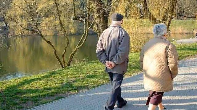 丈夫工作五年工資三千,妻子提離婚,丈夫不許:離了我養不活