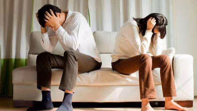 丈夫工作五年工資三千,妻子提離婚,丈夫不許:離了我養不活