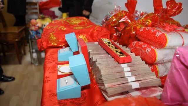 娘家蓋房女子出20萬,女子回娘家無房可住,母親:你弟妹說了算