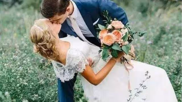 女孩不要彩禮嫁人,男友卻租二手婚紗,女孩退婚:這點錢都想省?